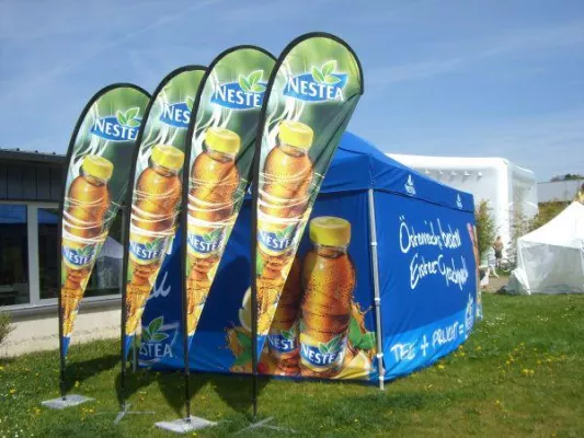 Bild: Beachflags und Faltzelte als mobile Eventools für Nestea