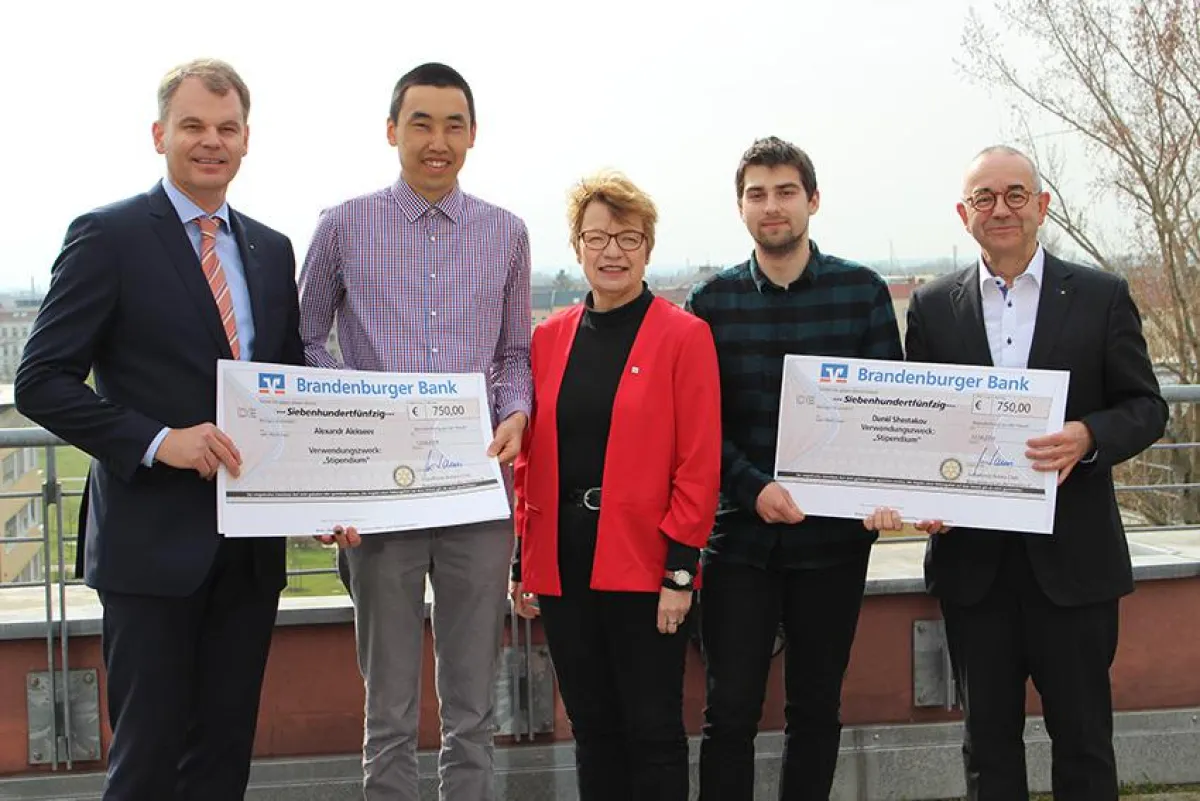 Übergabe symbolischer Schecks an die beiden Stipendiaten