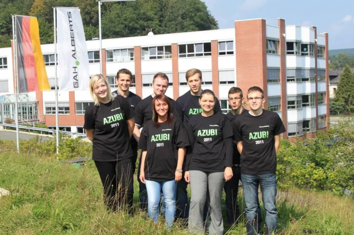 Sieben Auszubildende und eine Jahrespraktikantin starten im September 2011 bei GAH-Alberts ins Berufsleben.