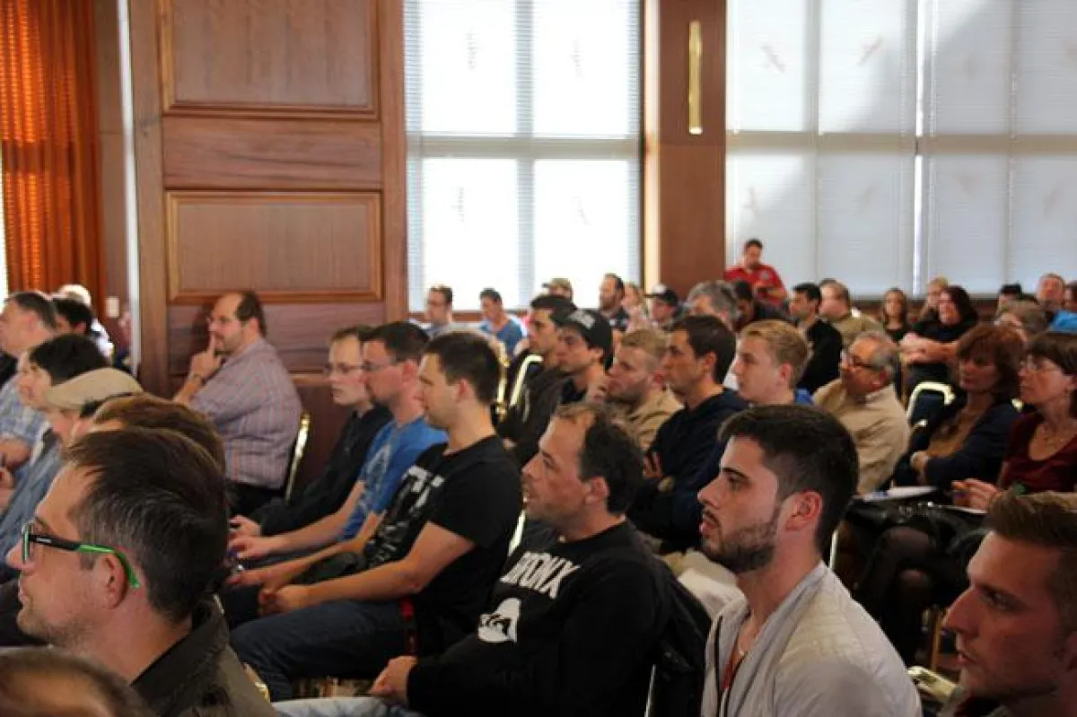 Schüler und Interessierte bei der Podiumsdiskussion 2014 an den Eckert Schulen