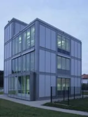 Bild: Die Fraunhofer-Institute für Bauphysik und für Solare Energiesysteme unterstützen Errichtung von Fassadentestzentrum in Masdar City