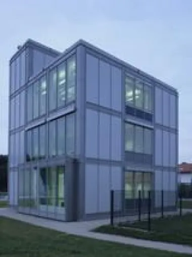 Bild: Die Fraunhofer-Institute für Bauphysik und für Solare Energiesysteme unterstützen Errichtung von Fassadentestzentrum in Masdar City