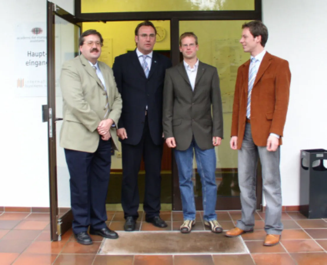 Dr. Matthias Zünkler (links) freute sich darüber, dass Markus Driller, Heiko Appelbaum und Henning Meyer (v. l.) in der International Business School aus der Praxis berichteten