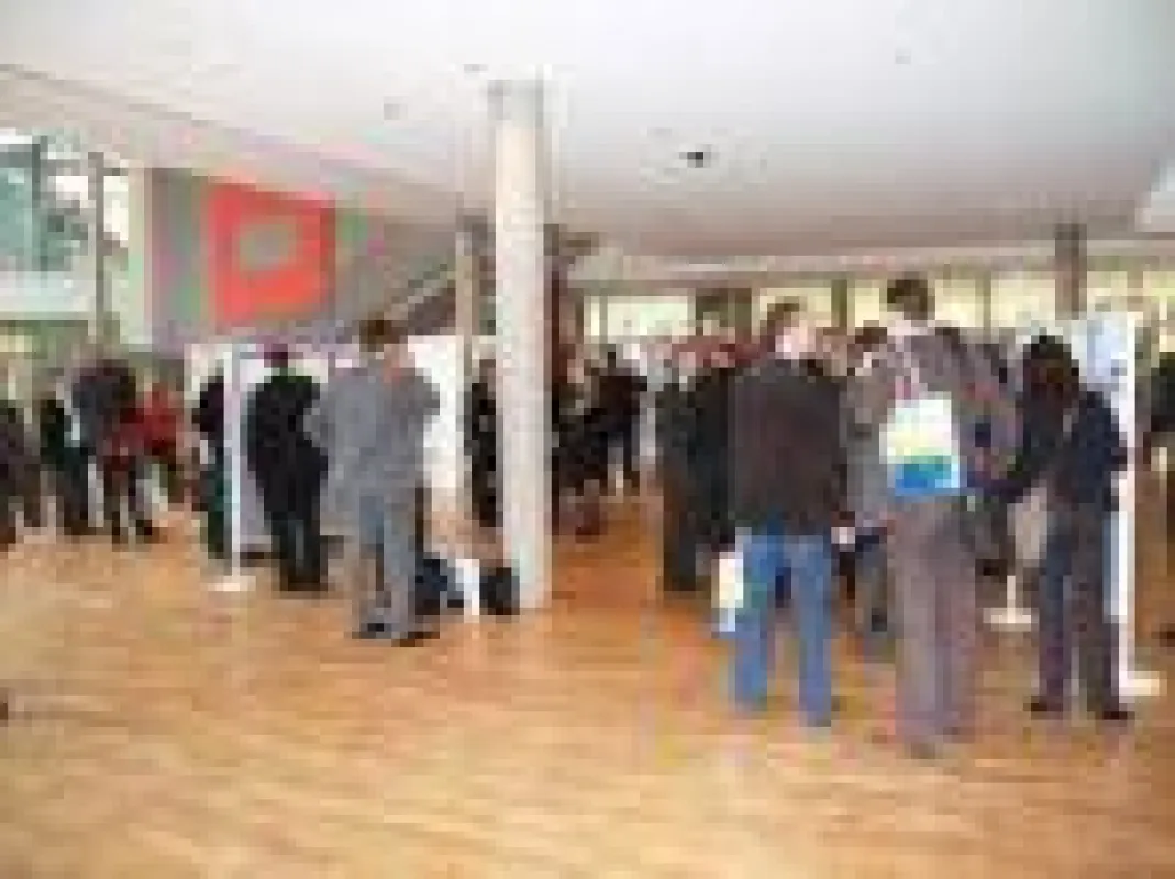 Intensives Networking auf dem Businessmarktplatz beim