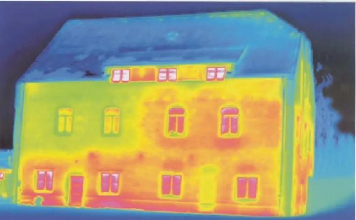 Mit der Wärmebildkamera werden energetische Schwachstellen am Haus sichtbar