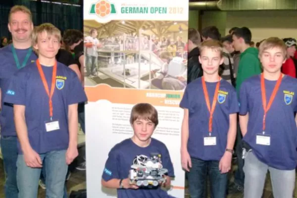 Bild: RoboCup 2012 - Ein Roboter fährt zur WM