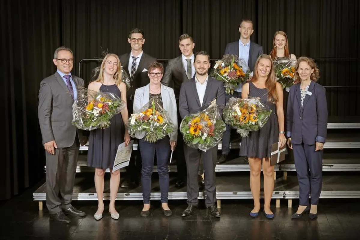 Die besten Diplomierten 2017 mit Rektor und Präsidentin (Yvonne Bollhalder / Hochschule für Technik und Wirtschaft HTW Chur)