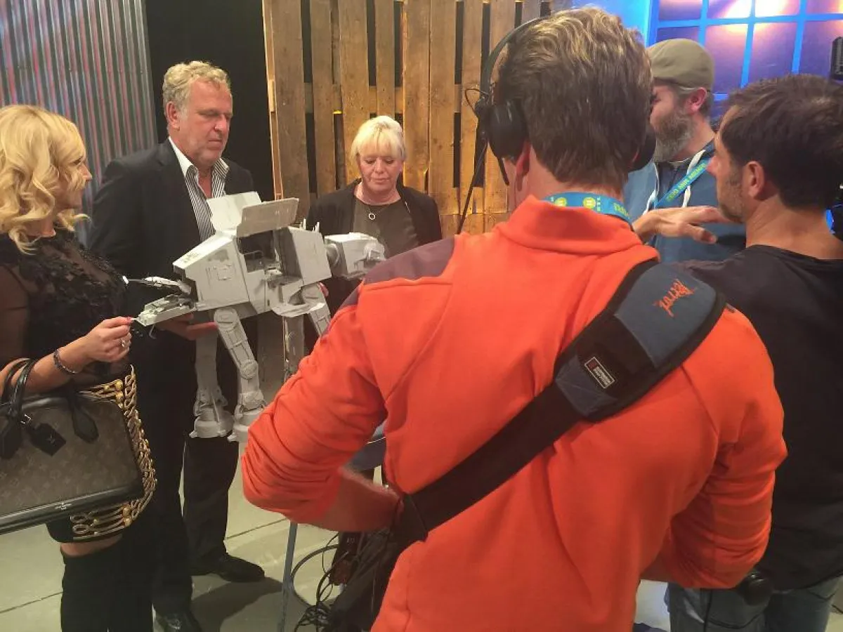 Ester Peter, Vereinsvorsitzende des Fördervereins KinderLeben e.V. (re.) beim Dreh mit dem Trödeltru