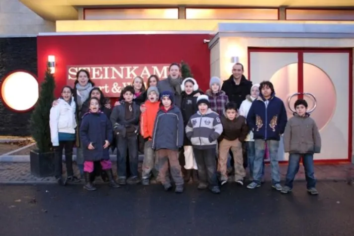 Bild: Aktion „Grundy UFA hilft“: 20 Kinder stürmten die Studios von AWZ