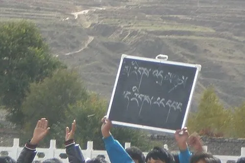 Dalai Lama Slogan in einer Schule in Markham - Festnahmen wegen Bildern und Liedern auf Mobiltelefonen Bild: Dalai Lama Slogan in einer Schule in Markham - Festnahmen wegen Bildern und Liedern auf Mobiltelefonen