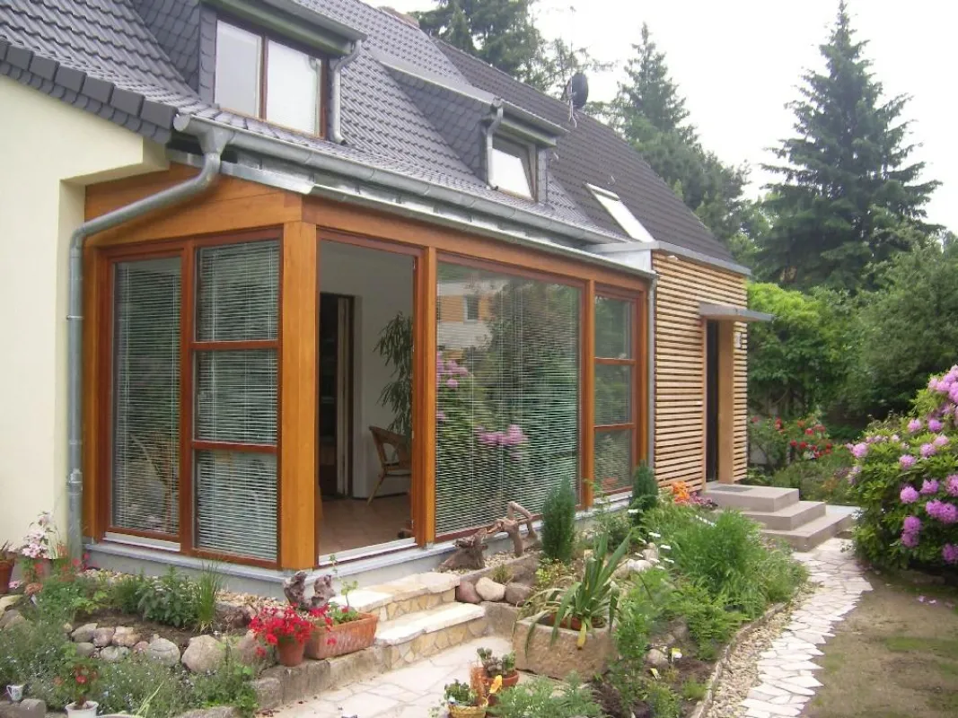 Wintergärten rücken den Wohnraum das ganze Jahr über näher an die Natur. Konstruktionen aus Holz integrieren sich dabei optimal in jedes Wohnumfeld und liegen absolut im Trend. Foto: Arand