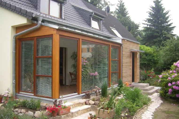 Bild: Wohnraum mit Blick in die Natur