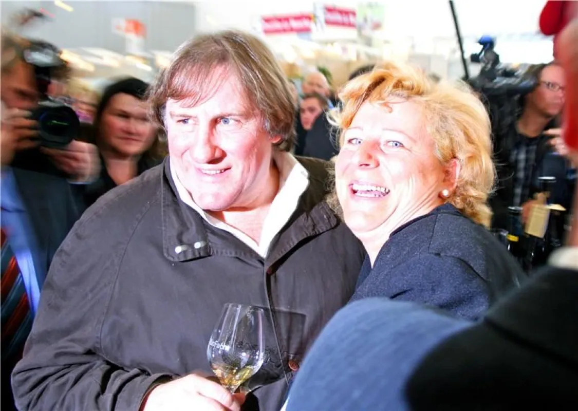 Bio-Diplomatie: Stadträtin Gerlinde Körber überraschte Gérard Depardieu. Foto: HH