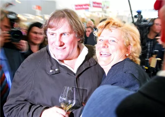 Bild: Gerlinde Körber überrascht Gérard Depardieu auf der Biofach2008