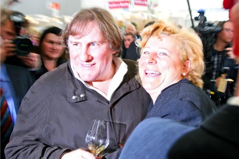 Gerlinde Körber überrascht Gérard Depardieu auf der Biofach2008 Bild: Gerlinde Körber überrascht Gérard Depardieu auf der Biofach2008