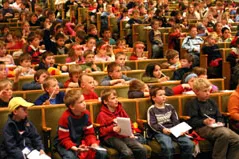 Warum wackelt die Erde? Humboldt-Kinder-Uni 2005 erfolgreich gestartet Bild: Warum wackelt die Erde? Humboldt-Kinder-Uni 2005 erfolgreich gestartet
