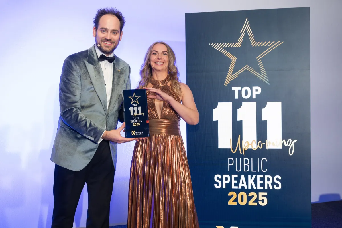 Josua Laufer ehrt Natalie Molker als TOP 111 Upcoming Public Speaker 2025  (© Justin Bockey)
