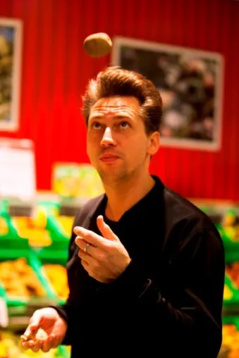 Jazzmusiker und Kabarettist Tobias Sudhoff veröffentlicht “Das unverschämt geile Kochbuch” Bild: Jazzmusiker und Kabarettist Tobias Sudhoff veröffentlicht “Das unverschämt geile Kochbuch”