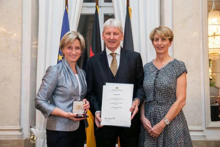 Wirtschaftsmedaille des Landes Baden-Württemberg für Fertighaus WEISS Bild: Wirtschaftsmedaille des Landes Baden-Württemberg für Fertighaus WEISS