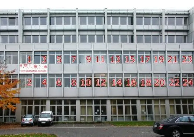 Bild: Die Nionex GmbH verwandelt ihr Bürogebäude in einen großen Adventskalender