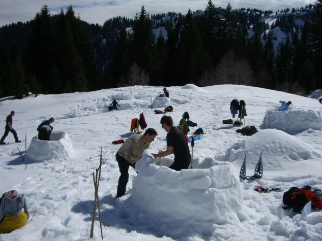 Iglus bauen, Brücken schlagen - ab in die winterliche Wildnis für mehr Zusammenhalt im Team Bild: Iglus bauen, Brücken schlagen - ab in die winterliche Wildnis für mehr Zusammenhalt im Team
