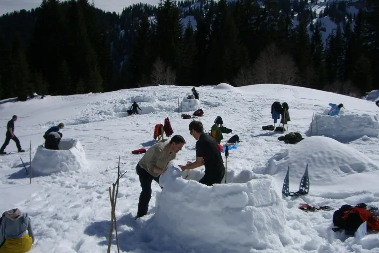 Bild: Iglus bauen, Brücken schlagen - ab in die winterliche Wildnis für mehr Zusammenhalt im Team