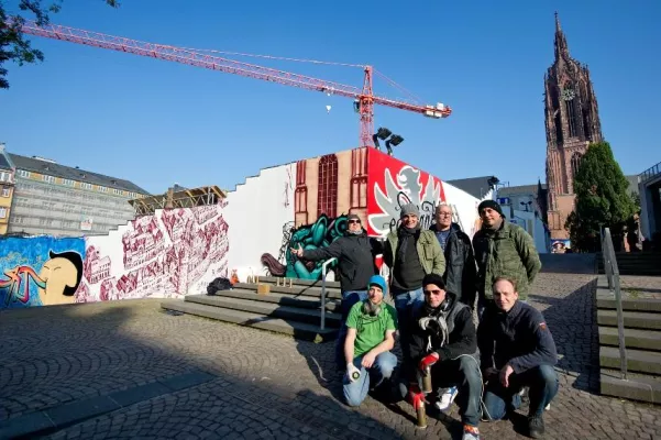 Bild: Jugendprojekt gibt Bauzaun am DomRömer-Areal neuen „Anstrich“