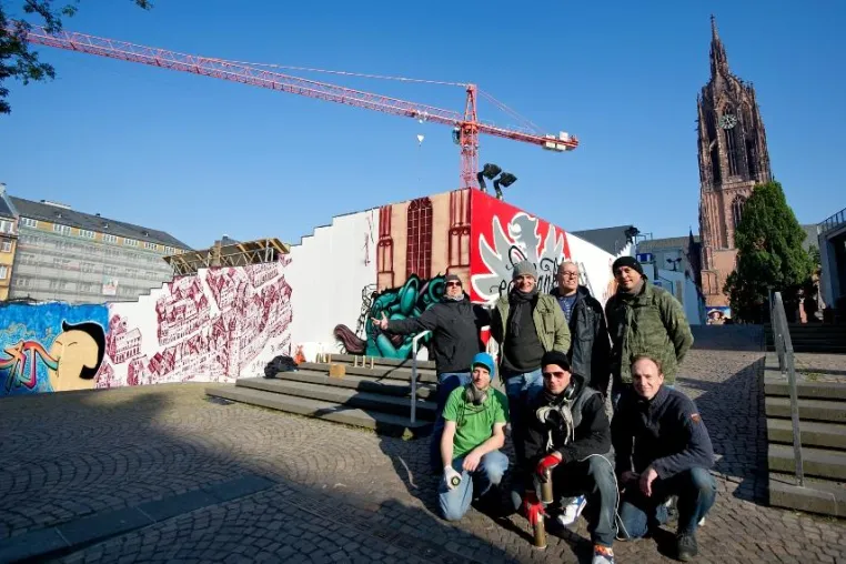 Jugendprojekt gibt Bauzaun am DomRömer-Areal neuen „Anstrich“ Bild: Jugendprojekt gibt Bauzaun am DomRömer-Areal neuen „Anstrich“