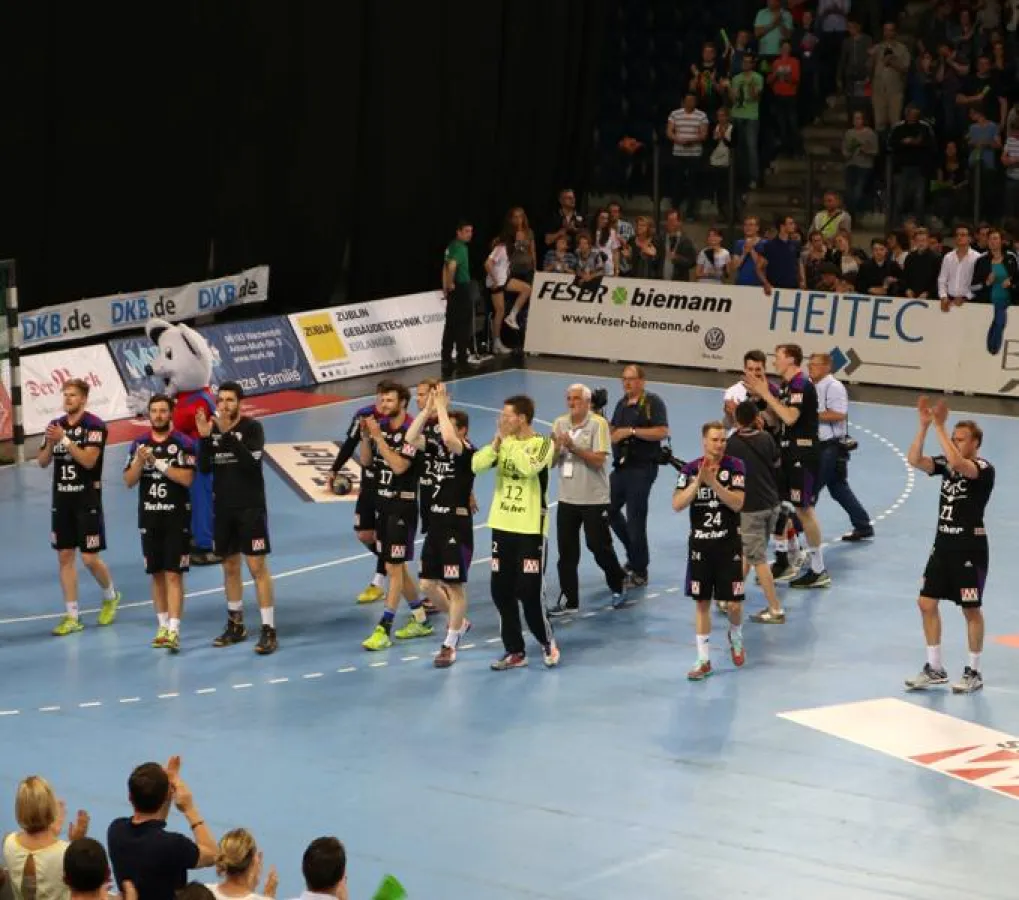 (Foto: hl-studios, Erlangen) HC Erlangen: große Feier nach einem überragenden Sieg gegen Friesenheim