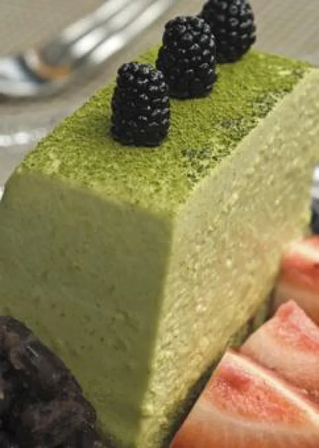 Grüntee-Tiramisu mit Litchi-Ragout