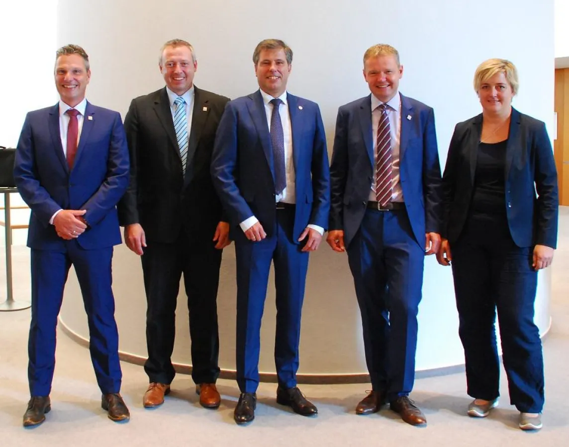 Rainer König (mi), Landesinnungsmeister der Stuckateure inmitten seiner Stellvertreter