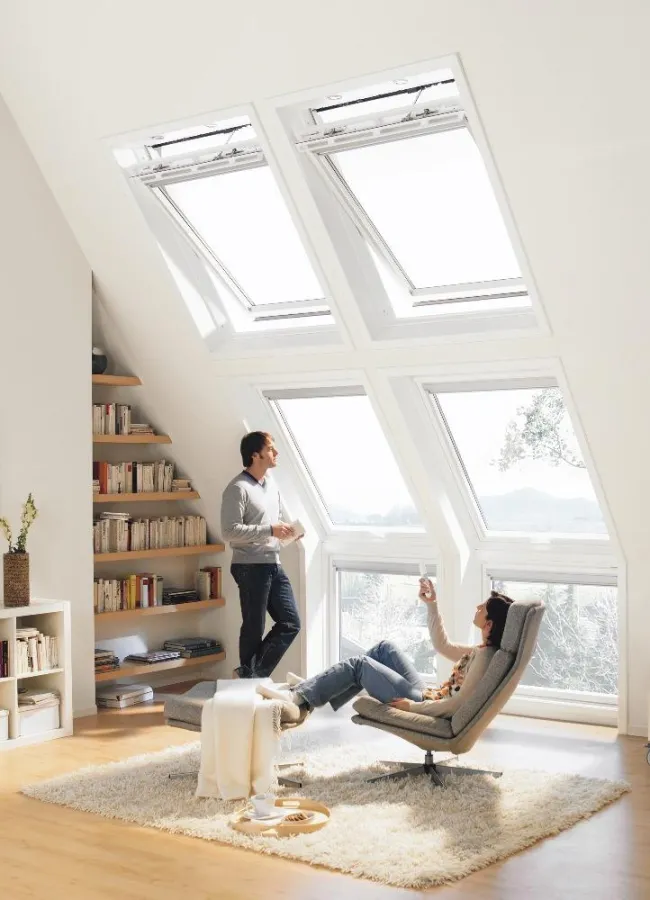 Dank Fernbedienung und Regensensor bieten die Dachfenster von Velux höchstmöglichen Komfort. Bild: tdx/VELUX