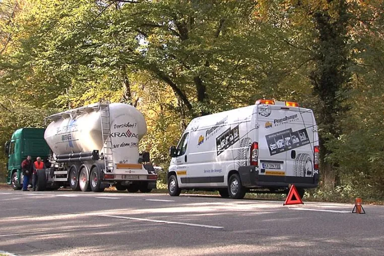 NUFAM 2011: Pneuhage Reifendienste halten Nutzfahrzeuge mit ökologischem Mehrwert mobil Bild: NUFAM 2011: Pneuhage Reifendienste halten Nutzfahrzeuge mit ökologischem Mehrwert mobil