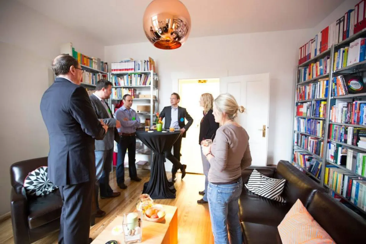 Networking beim business lunch der business design people