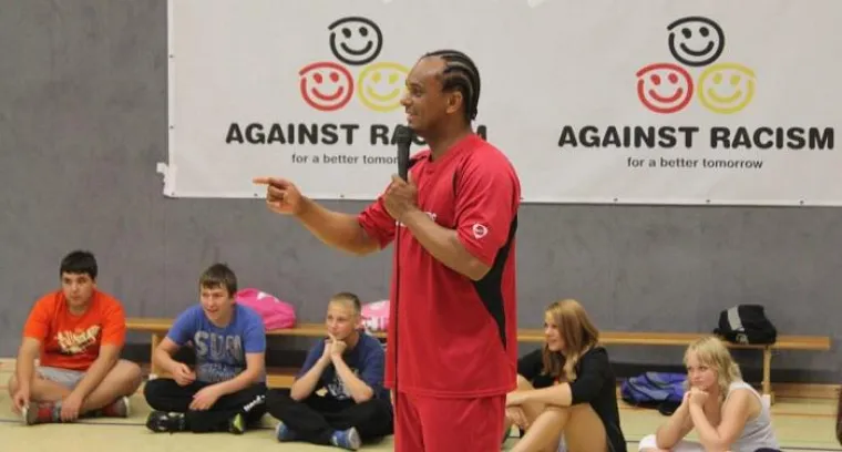 Bild: 2schneidig mit „Against Racism“-Projekt in Brandenburg