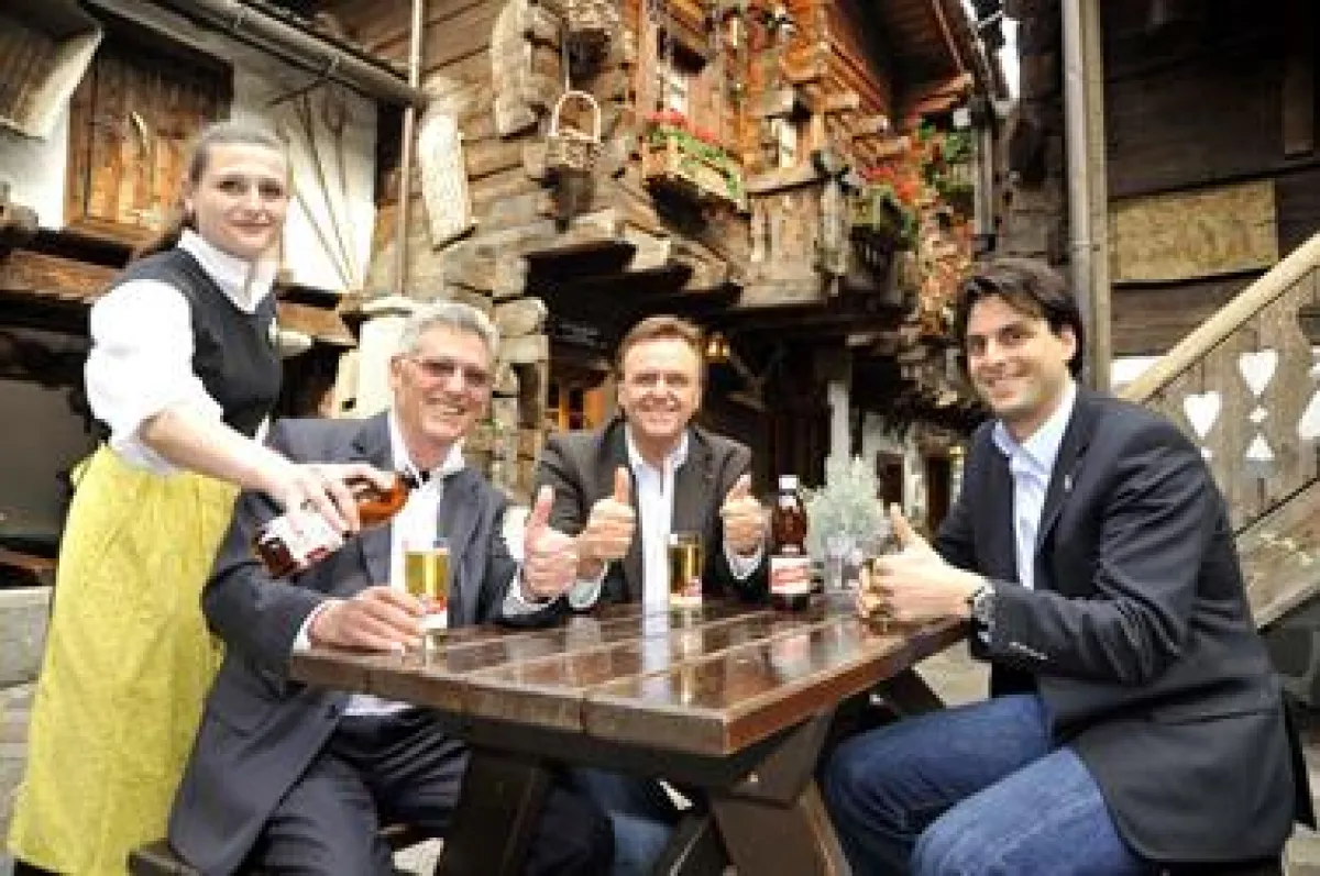 Die Partnerschaft zwischen Rivella und Europa-Park besiegelt: Franz Rieder (CEO Rivella Gruppe), Roland Mack (geschäftsführender Gesellschafter des Europa-Park) und Thomas Mack (Geschäftsführung Europ