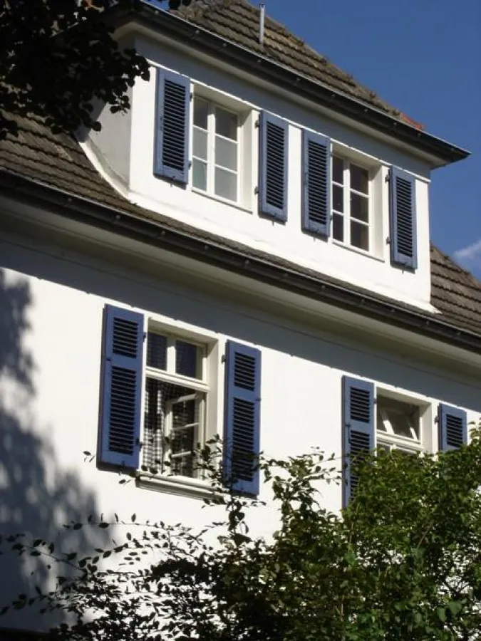 Schöne Aussichten: Fensterläden verleihen jeder Hausfassade eine individuelle Optik.