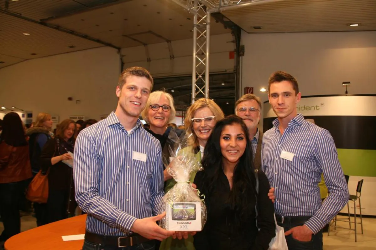 Praxismitarbeiterin gewinnt TOM TOM XXL Navigationsgerät. Familie Kotschmar, Glücksfee + Gewinnerin