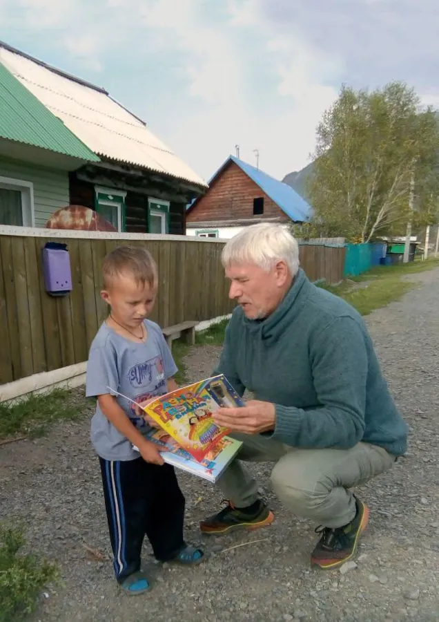 Alexey Bulatov und der sechsjährige Maxim (Foto: Weltbibelhilfe)