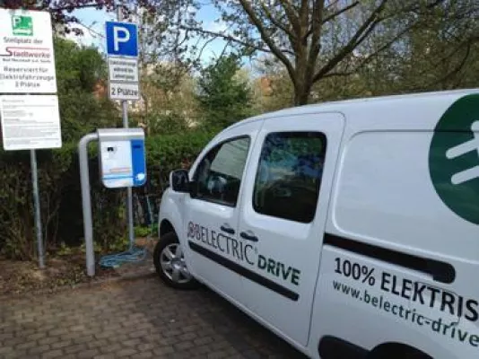 Bild: Steuerung per Handy – BELECTRIC Drive bietet Ladeinfrastruktur für alle Nutzer