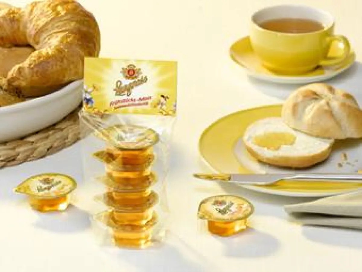 Neu im Handel: Die Langnese Honig Frühstücks-Minis sind ab April im dekorativen 5 x 20-Gramm-Beutel erhältlich. Der Feine Auslese Sommerblütenhonig in den praktischen, wabenförmigen Portionsbechern er
