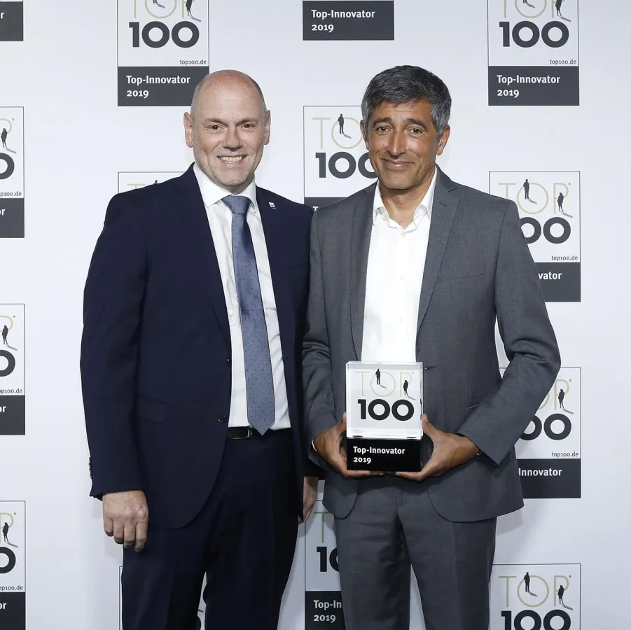 Bernd Klöpper, Leiter Marketing bei RK (l.), nahm die Auszeichnung von Ranga Yogeshwar entgegen