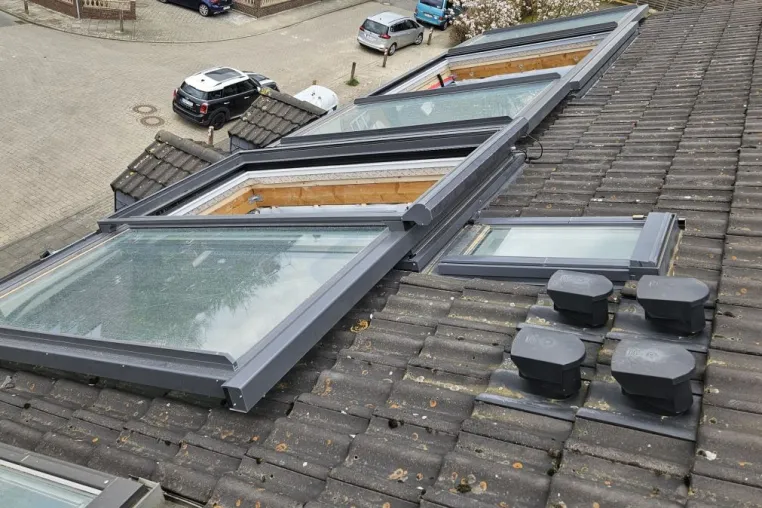 Bild: Gleich drei Dachschiebefenster von LiDEKO sorgen für ein "schönes Raumgefühl" im Dachgeschoss