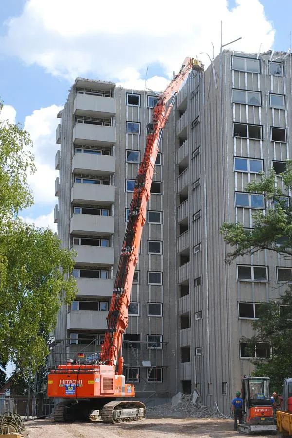 Abrissarbeiten am Hochhaus in der Drömlingstraße 14 werden mit einem Longfront-Bagger fortgesetzt