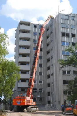 Bild: Abrissarbeiten am Hochhaus gehen in die nächste Runde