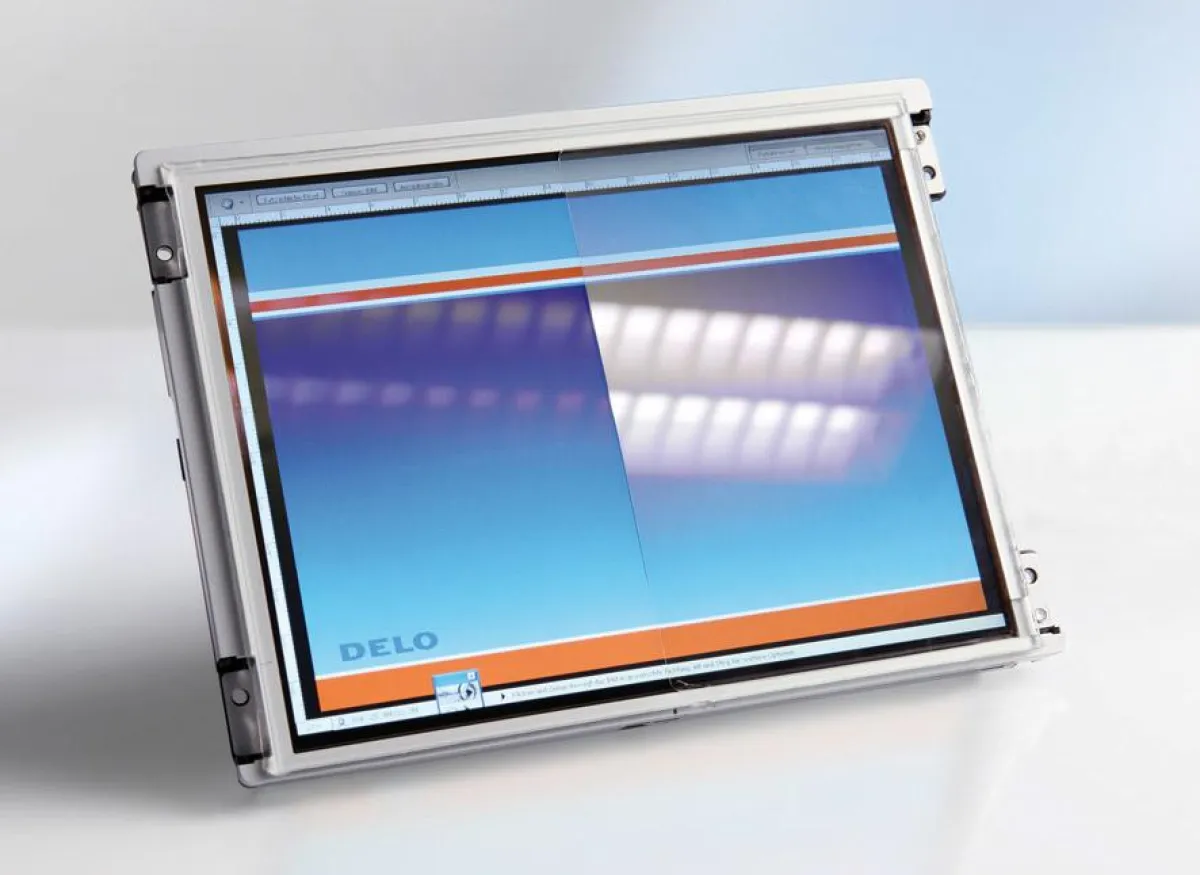 Reduzierte Reflexionen: Vergleich einer verklebten (links) und nicht verklebten(rechts) Displayhälf