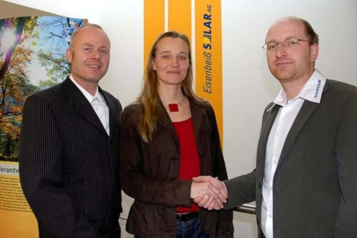 Vorstand Dipl.-Ing (FH) Michael Rieder (re) und Vertriebsmitarbeiter Stefan Patte (li) heißen Cornelia Heindl im Team der Eisenbeiß Solar AG willkommen.