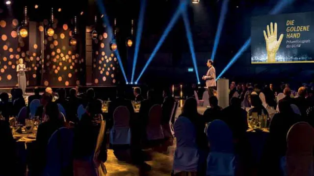 Bild: DIE GOLDENE HAND erstmals verliehen