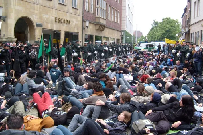 Bild: 'Massensterben' vor ESCADA - Neue Protestform der Pelzgegner