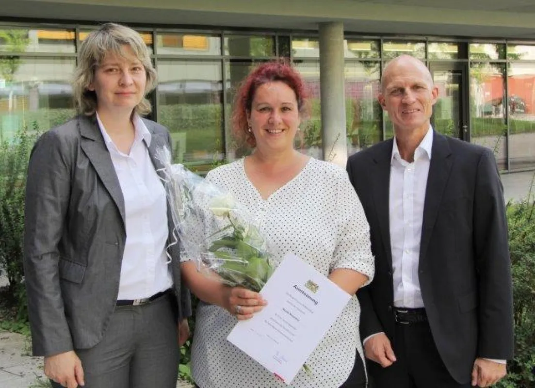 Jeannette Köber (links), Preisträgerin Nicole Neumeier und Volker Kindler
